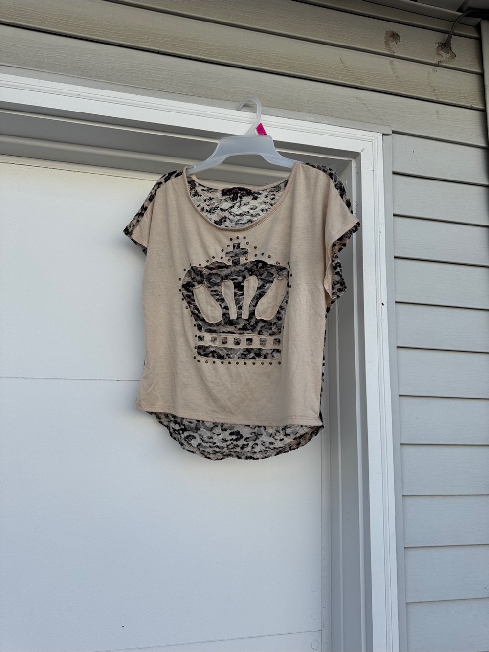 Almost Famous Beige Short-Sleeve Top with Crown and Leopard Trim